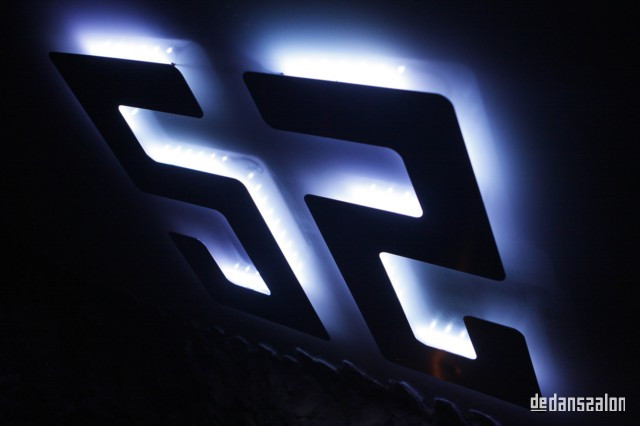 Logo "52" op DJ-meubel