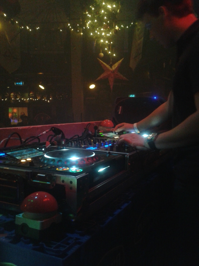 DJ Sirens met rode confettiafvuurpaddestoelknoppen